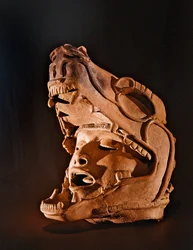 Menselijk hoofd in de mond van een jaguar, Remojadas cultuur, Vera Cruz